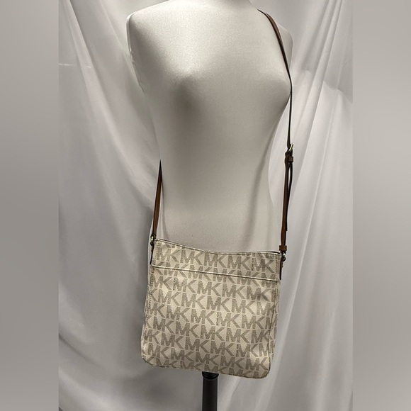 Michael Kors Cream & Brown Jet Set Crossbody Messenger Bag - Picture 5 of 8